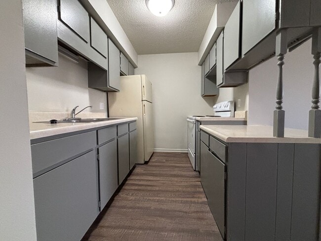 Building Photo - Renovated 2 Bedroom, 1 Bath Apartment at the Brookside Apartments!