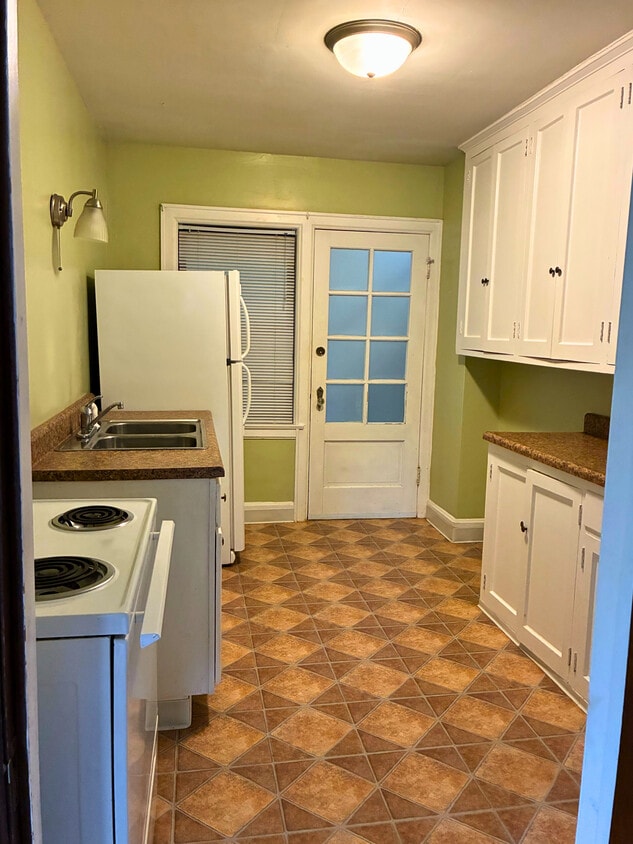 Building Photo - Brownstone Flats
