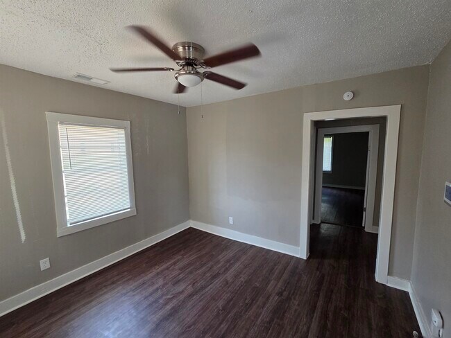 Building Photo - 1558 Tayner St
