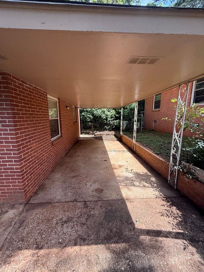 Building Photo - 454 Forest Hills Dr