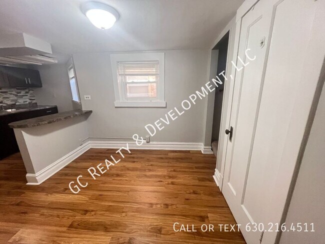 Foto del edificio - 5410 W Berteau Ave