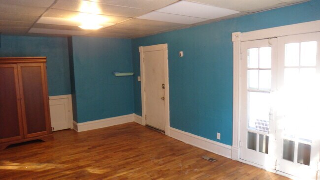 ¡También un armario para equipos de entretenimiento y puertas francesas! - 1307 SW Mulvane St