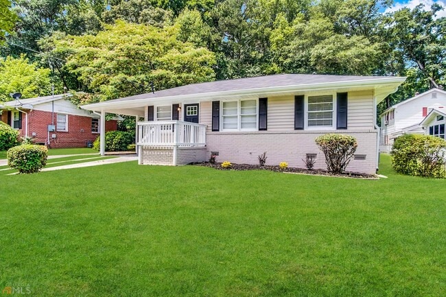Building Photo - 858 Commodore Dr NW