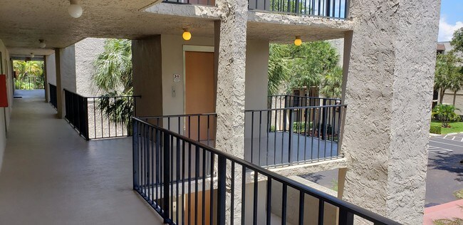 Building Photo - 9450  Poinciana Place 312 Davie FL 33324
