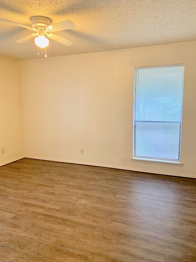 Foto del edificio - Spacious 2 Bedroom Apartment - Parking - N...