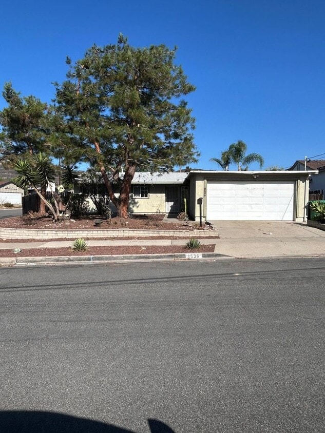 Primary Photo - Lovely and spacious 3 bedroom 2 bath home ...
