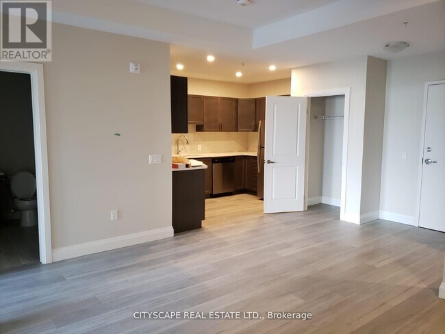 Building Photo - 5 Wake Robin Dr