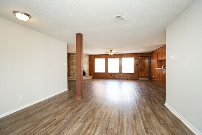 Building Photo - 815 Park Meadow Dr