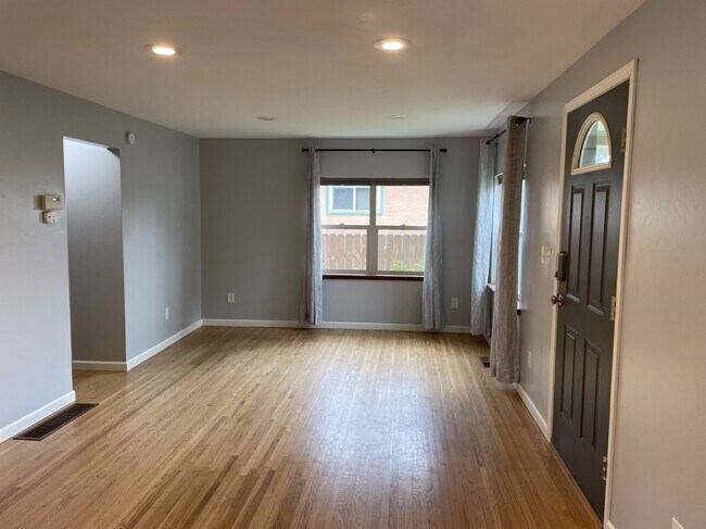 Building Photo - 414 2nd Ave W