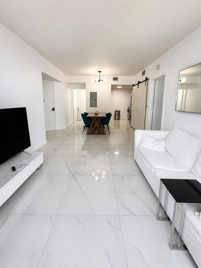 Foto del edificio - 6365 Collins Ave