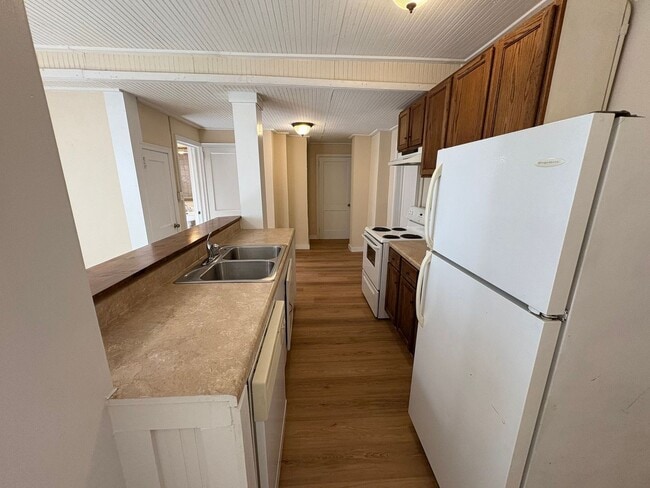 Building Photo - 2 Bedroom Walkable to Campus Pre-Leasing f...