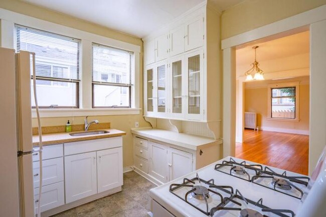 Building Photo - 1 bedroom in Seattle WA 98102