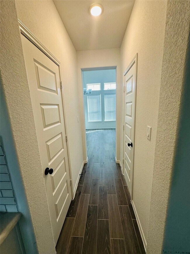 Building Photo - 2419 Humble Wy