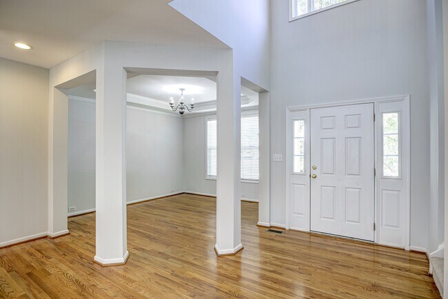 Building Photo - 2103 Templeton Gap Dr