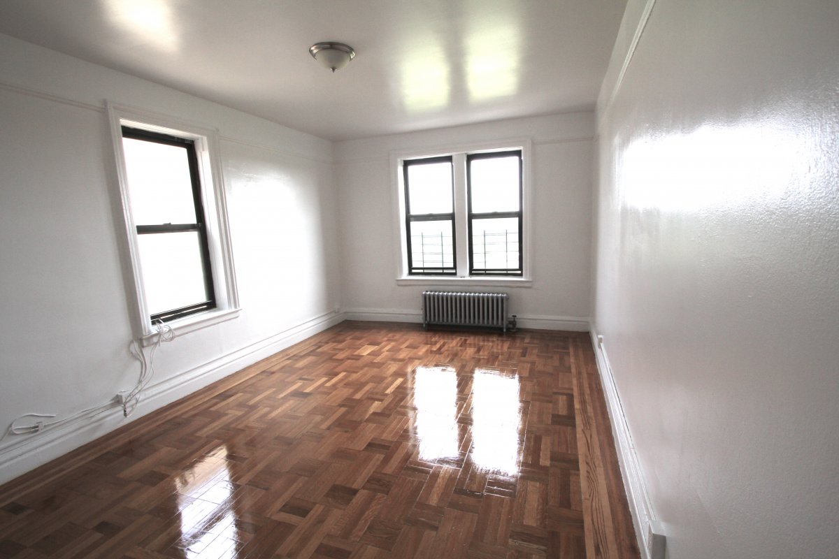 Primary Photo - 2105 Burr Ave