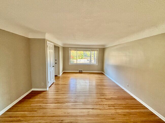 Área de estar en el piso superior - 12928 Excelsior Blvd