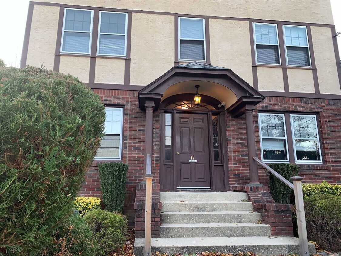 17 Roslyn Dr, Glen Head, NY 11545 Apartment for Rent in Glen Head, NY