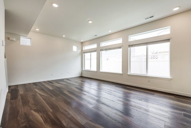 Foto del edificio - 4736 N Tower Dr