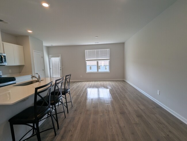 Building Photo - 645 Longtail Ln