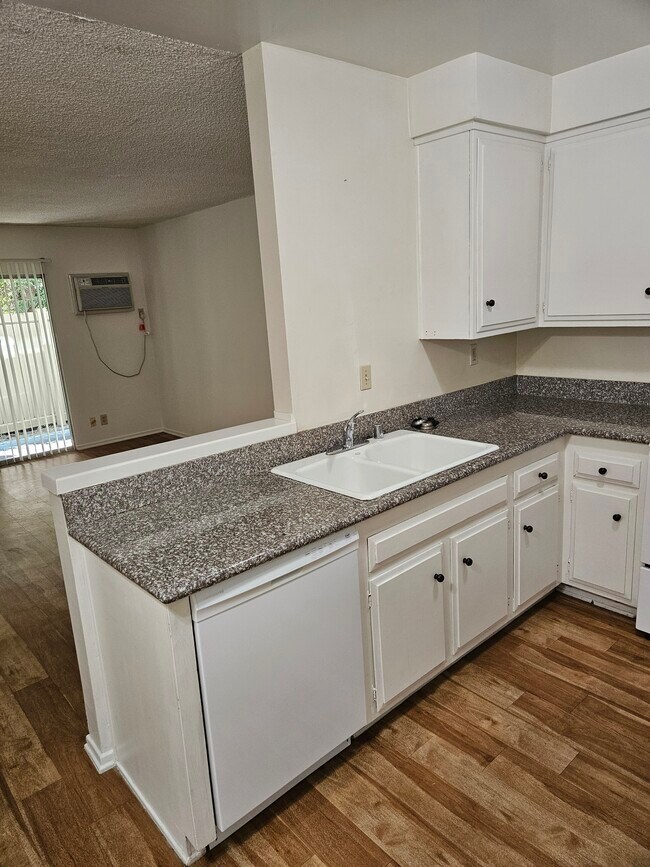 Cocina - 12004 Kling St