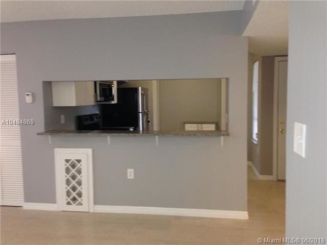 Building Photo - 2101 Glenmoor Dr