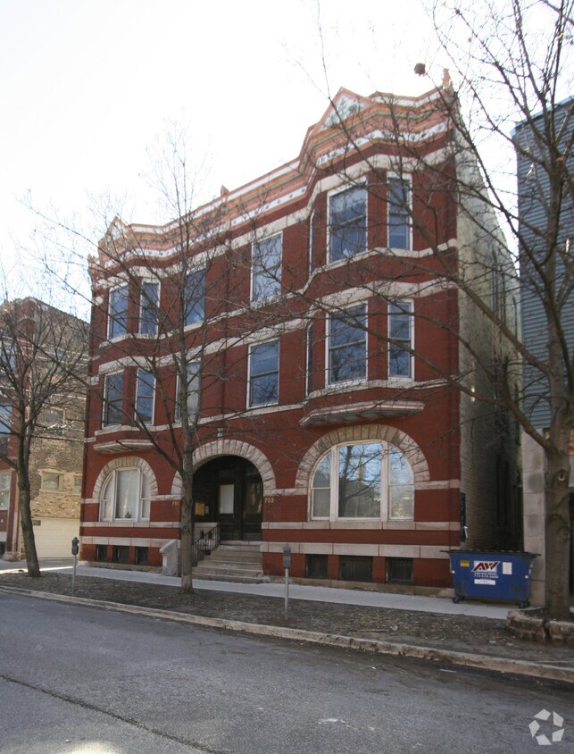 Building Photo - 751-753 W Buckingham Pl