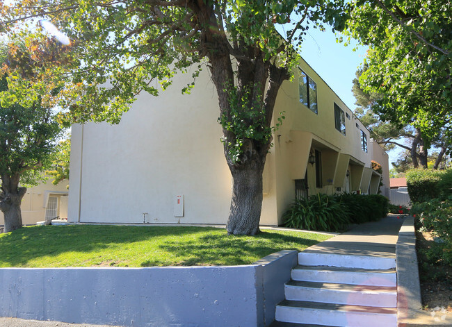 Building Photo - Regency Townhouses