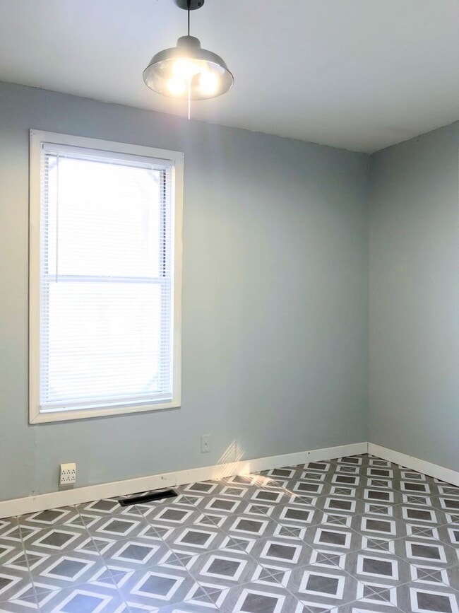 Building Photo - Clean 2 bedroom home