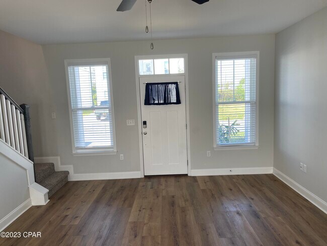 Foto del edificio - 409 Raven Ln