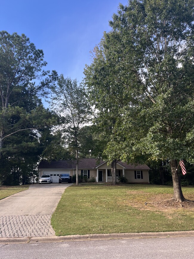 Building Photo - 180 McIntosh Estates Dr