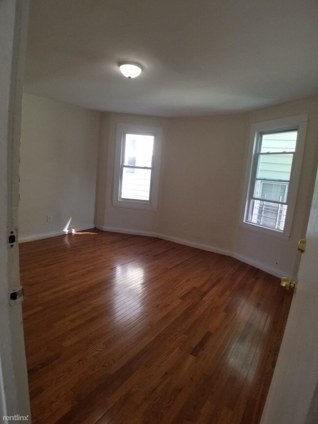 Building Photo - 5 br, 2 bath  - 105 Rose Ter Apt 2