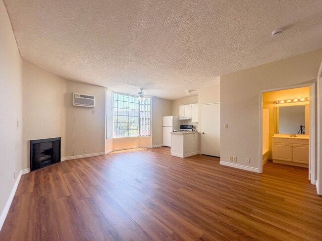 Foto del edificio - 10256 McClemont Ave