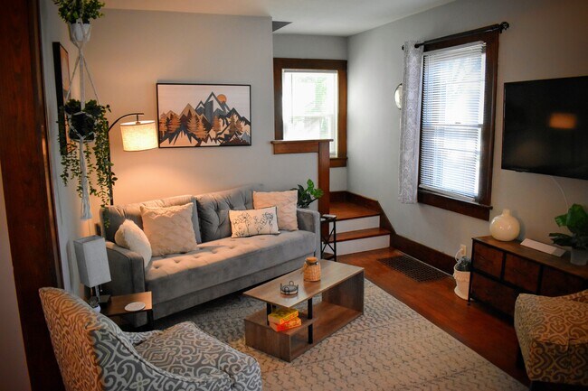 Building Photo - 427 W Branning Ave
