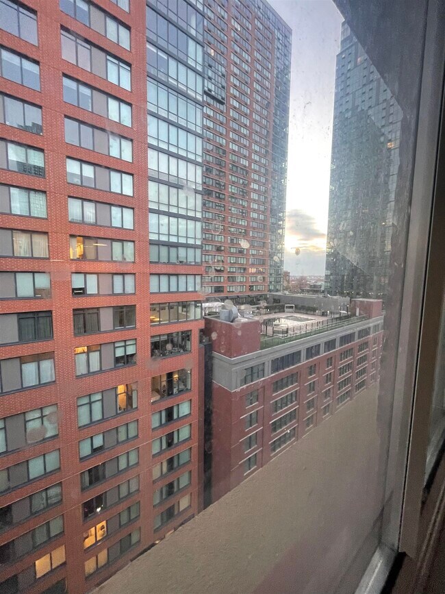 Building Photo - 150 Bay St