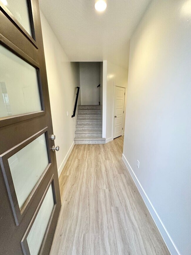 Foto del edificio - 4 bedroom townhome!