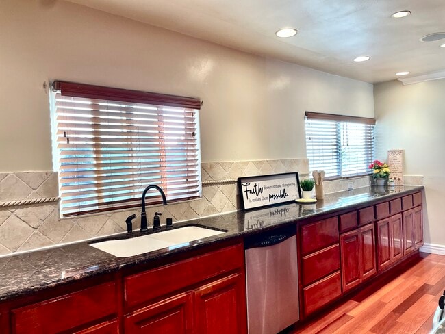 Foto del edificio - 8781 La Grand Ave