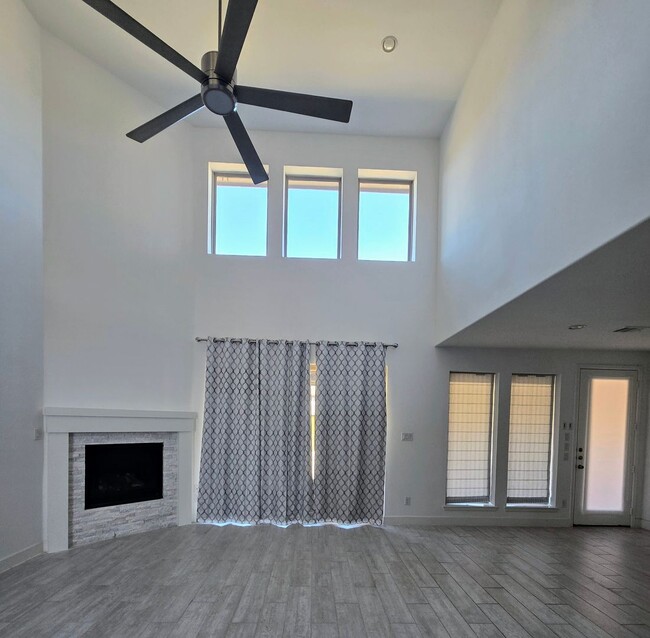 Building Photo - Luxury- Like New 5-Bed, 4.5-Bath -massive ...