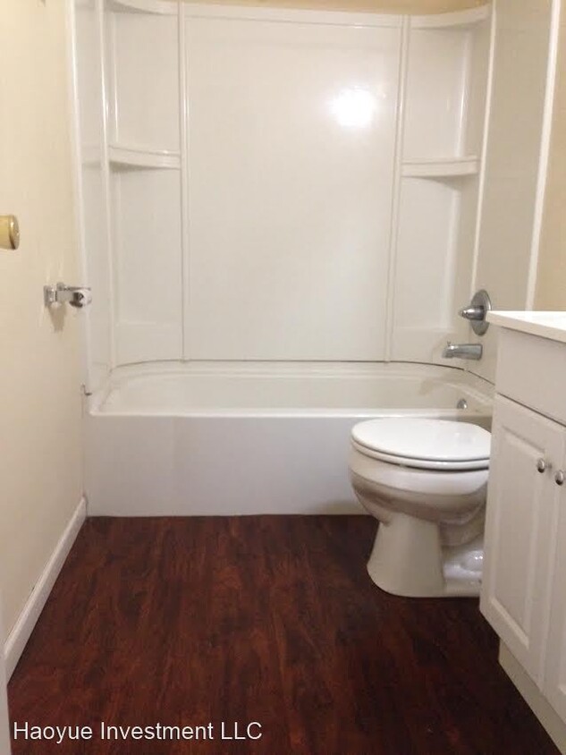 Building Photo - 2 br, 1 bath Apartment - 1341-1389 Monomoy...