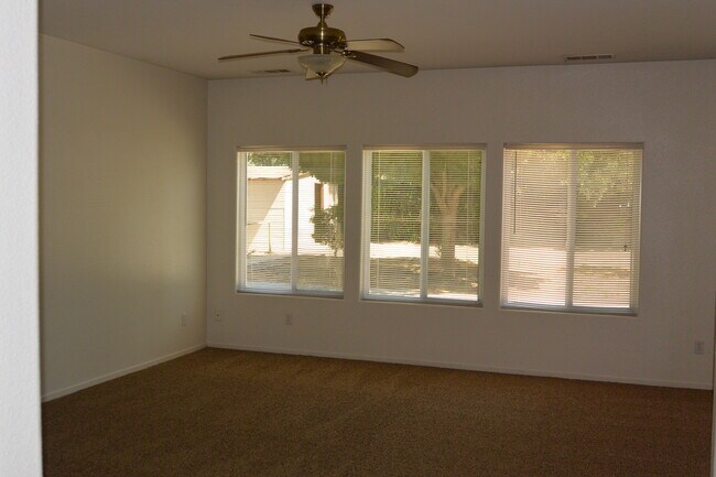 Foto del edificio - 3 Bedroom 2 Bathroom Home in SW Visalia! Close to Shopping and Restaurants!