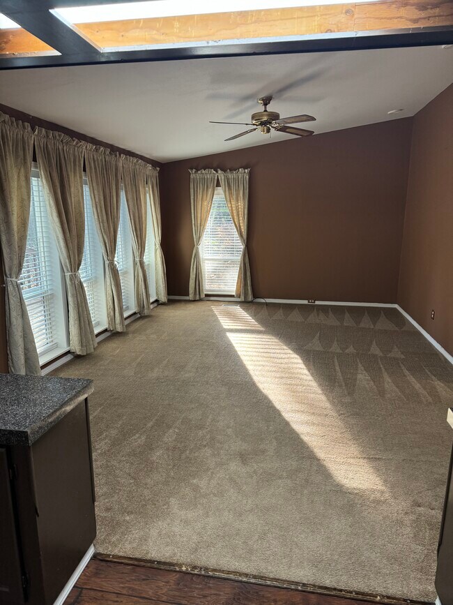 Very large living room New paint new carpet - 8310 207th St E