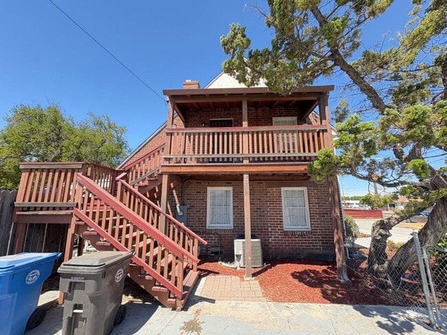 Building Photo - Charming 2 Bedroom Upstairs Unit in the He...