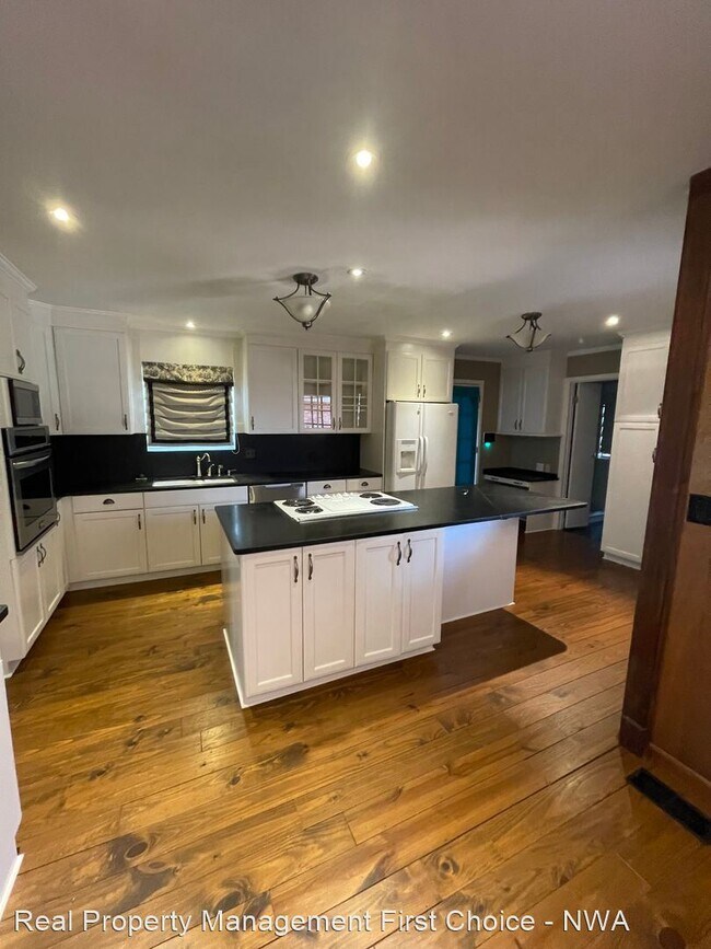 Foto del edificio - 4 br, 3 bath House - 2100 E Manor Dr