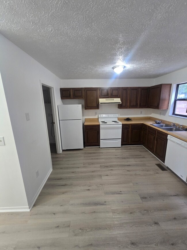 Building Photo - 6972-6996-6996 Joseph Dr
