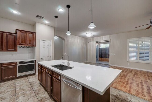 Foto del edificio - READY TO VIEW NOW! Remodeled-Huge 5 Bedroo...