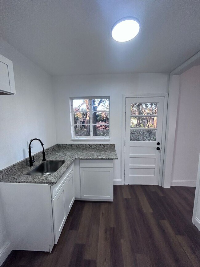 Foto del edificio - Charming 2/1 recently renovated! Available...