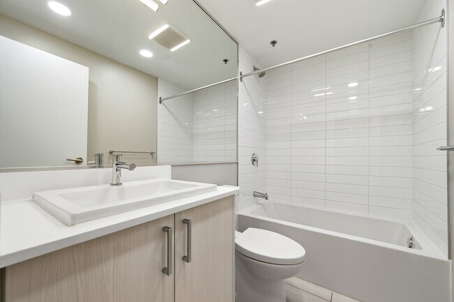 Bathroom #204 - Tour Sherbrooke