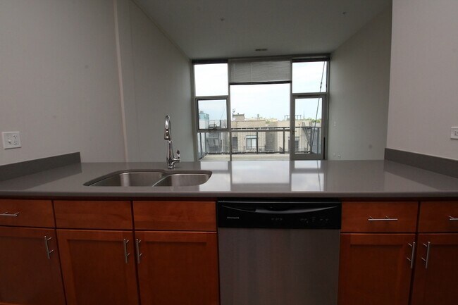 Building Photo - 1540 W Fullerton Ave