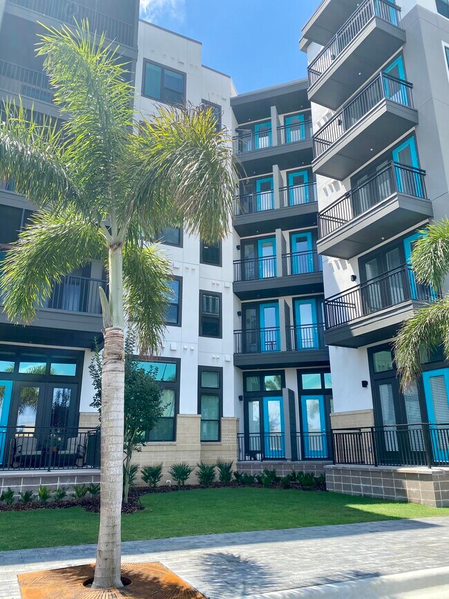 Building Photo - 130 Fountain Pky N
