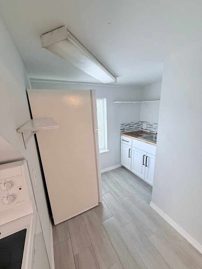 Building Photo - 1010 13th Ave W