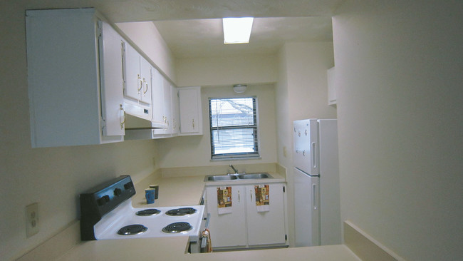 Kitchen - Trinity Square Apartments